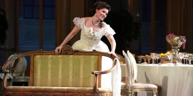 La soprano letona Marina Rebeka es una impecable Violeta en la puesta actual de "La traviata". Plácido Domingo asumirá el rol de Germont padre en marzo.