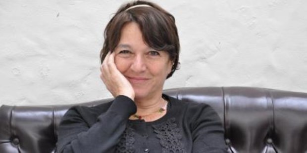 "Si me subo a esta mesa y empiezo a hablarle a la gente, ya hay teatro", sostiene la directora. "Considero todo lo que esté arriba del escenario es ficción".