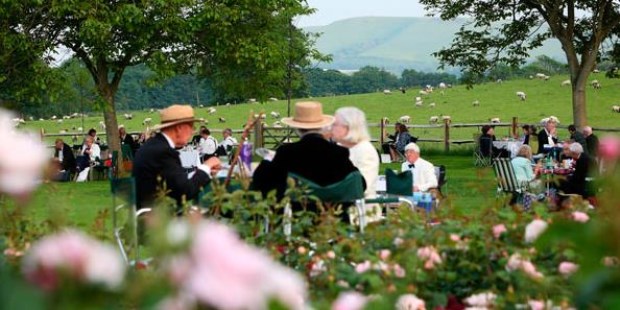 Salen trenes especiales desde y hacia Londres, que coordinan sus horarios con los de las representaciones. Sin embargo, muchos prefieren pernoctar en Glyndebourne para poder alargar el picnic y la charla.