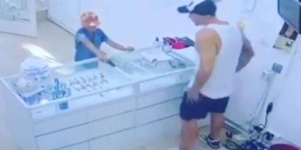 Un niño de 8 años intentó robar pistola en mano una joyería de la localidad bonaerense de Moreno.