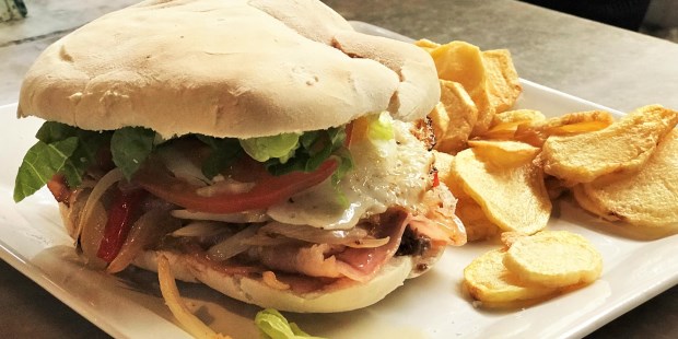 Chivito uruguayo con gusto arrabalero