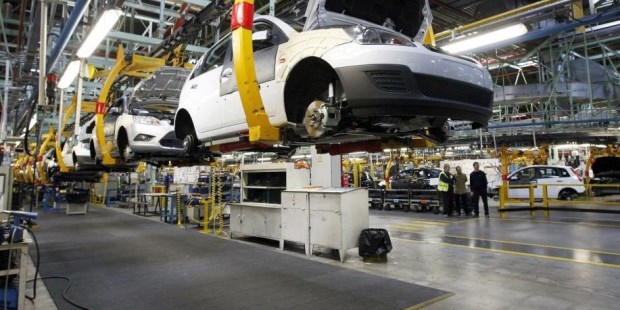 Por la caída en las ventas Peugeot suspendió por dos meses a 2000 trabajadores 
