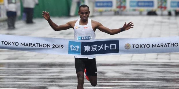 Reinado etíope en la Maratón de Tokio bajo la lluvia