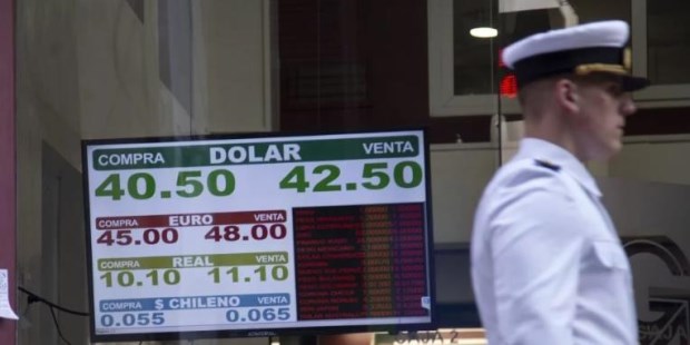 En las pizarras el dólar se ubicó gran parte en $42,50, pero al cierre subió un peso.