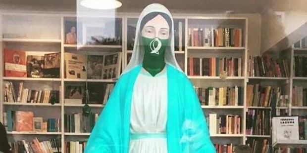 Escandalosa profanación de la Virgen con un pañuelo verde