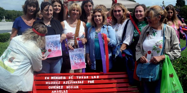 En La Plata homenajean a víctimas de femicidios con 4 bancos rojos