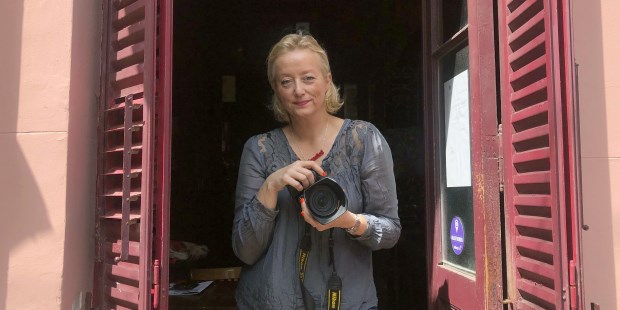 Page decidió agregar a la muestra imágenes de artistas locales y una de las figuras que no podía faltar es Charly García, quien posó para la fotógrafa en el conocido bar La Dama de Bollini.