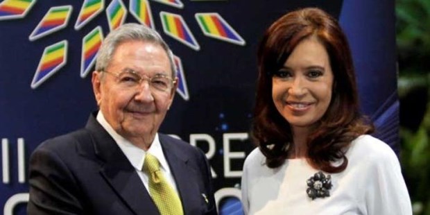 La ex presidenta fue recibida por Raúl Castro en Cuba