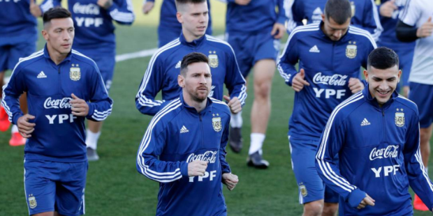 Tras 266 días de ausencia, Lio Messi vuelve a calzarse la albiceleste número 10.­