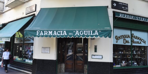 La Antigua Farmacia del Aguila, un negocio como los de antes, en el corazón de Villa Crespo. (Gustavo Carabajal)
