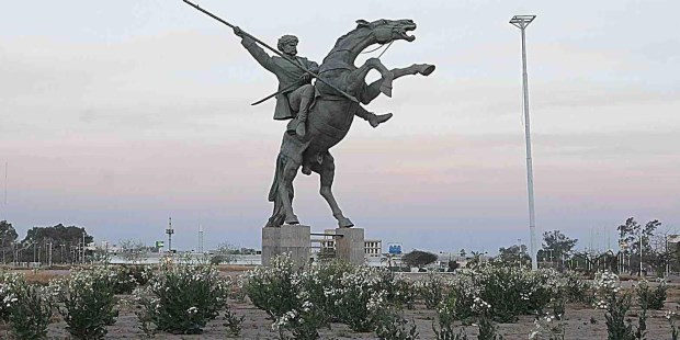 Monumento a Facundo Quiroga en La Rioja. Con más de veinte metros de altura, se lo ve montado sobre un caballo que se apoya en sus patas traseras y en su cola; un trabajo inigualable del escultor boliviano Juan García Guzmán