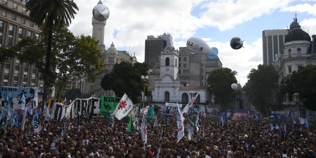 Multitudinaria marcha a 43 años del último golpe militar