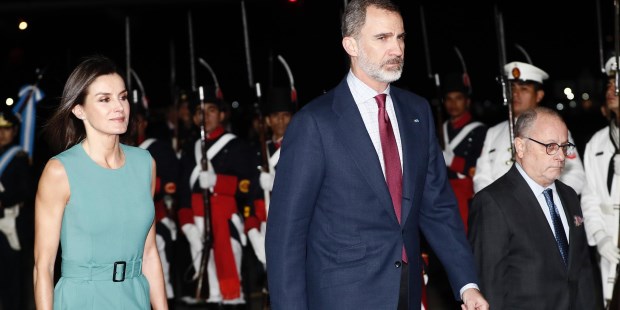 Los reyes de España debieron esperar una hora para bajar del avión 