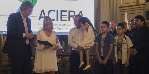 Emotivo homenaje a Roxana Troquel, oficial de policía que murió en un incendio
