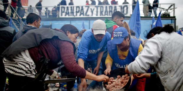 La pobreza llegó al 32% al término de 2018, contra el 25,7% de fines de 2017, y la indigencia llegó al 6,7%, desde el 4,8% de fines de 2017.