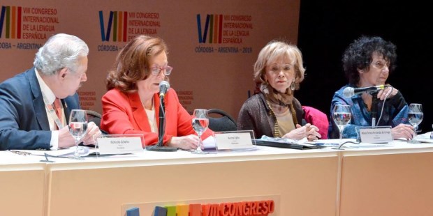 Luisa Valenzuela, María Teresa Fernández de la Vega y Gonzalo Celorio en el Teatro Libertador General San Martín de Córdoba.