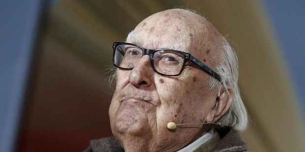 A los 94 años, el maestro siciliano se ha quedado ciego y dicta sus escritos.