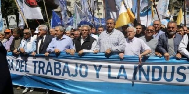 Masiva marcha de gremios y piqueteros