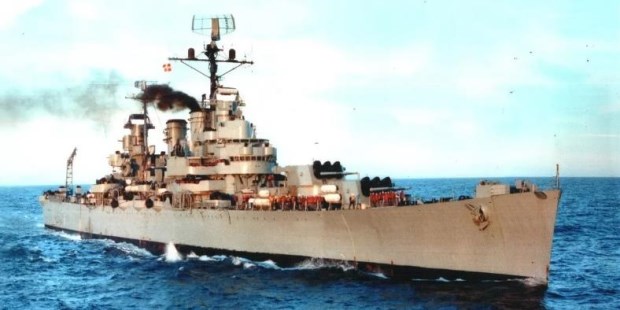 El 2 de mayo de 1982 es hundido el crucero "General Belgrano" y ante la imposibilidad de enfrentar la amenaza de los submarinos nucleares y el retiro de las fuerzas Británicas al este de las islas, la flota se retira a aguas poco profundas y asume la defensa de las costas.