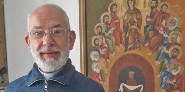 El padre Elías es mucho más que un cura sanador