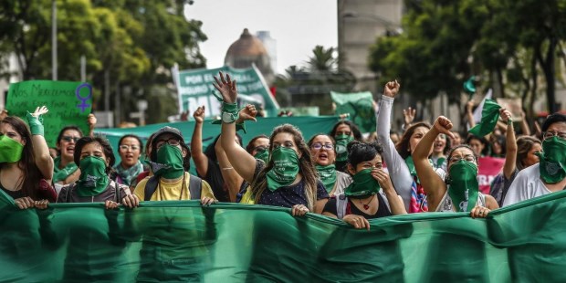 La colonización cultural se presenta bajo la fachada de una liberación, que en realidad es alienación.