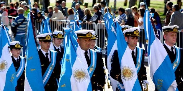 Un desfile cívico militar coronó los festejos en Bahía Blanca.