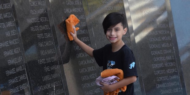 Un niño de 9 años fue distinguido por limpiar las placas de los héroes de Malvinas en Rosario