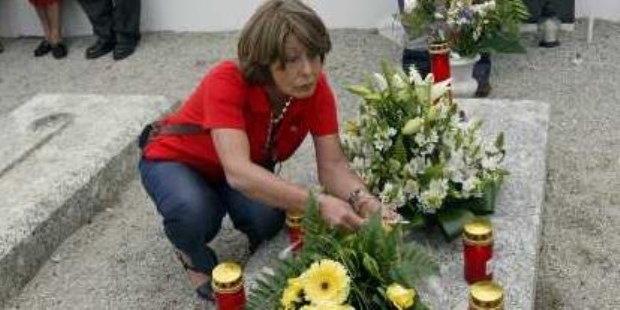 La sepultura de Salazar en Portugal siempre está adornada con flores. Sin embargo, algunos admiradores han desvirtuado el entorno austero mediante la colocación de ornamentos.