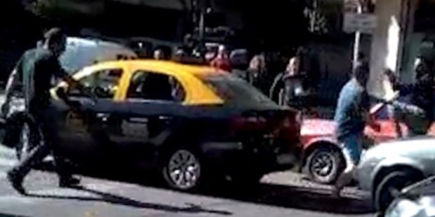 La imagen que se viralizó: un taxista desenfrenado en Villa Urquiza.