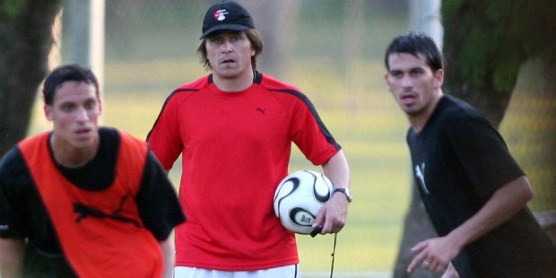 El ex futbolista Julio Toresani, de 51 años, fue hallado muerto hoy en un hotel de la Liga Santafesina de Fútbol, donde se alojaba desde hacía unas semanas, dijeron voceros policiales.