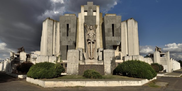 El monumental pórtico del cementerio de Azul es uno de las obras más características del arquitecto italiano.Foto: MARCELO MERLO