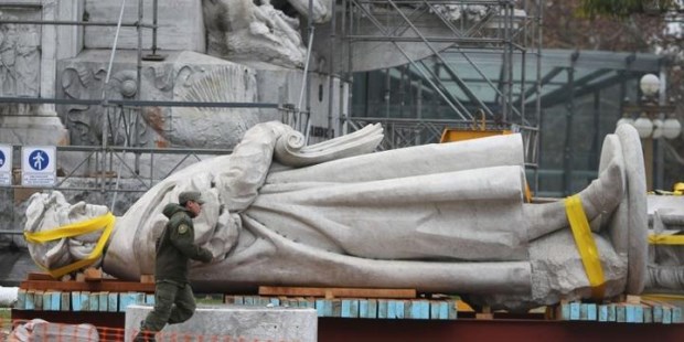 El indigenismo retroactivo llevó al retiro de la estatua de Colón ubicada detrás de la Casa de Gobierno.