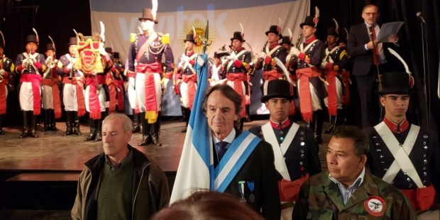 Esteban Tries, con la bandera, durante una de las jornadas que contó con la presencia del Regimiento 1º de Patricios.