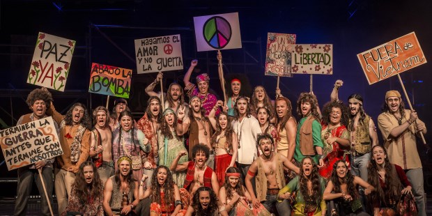 Treinta artistas en escena y ocho músicos en vivo forman parte de esta rentrée de la obra que con su estreno cambió el modo de hacer musicales en Broadway.