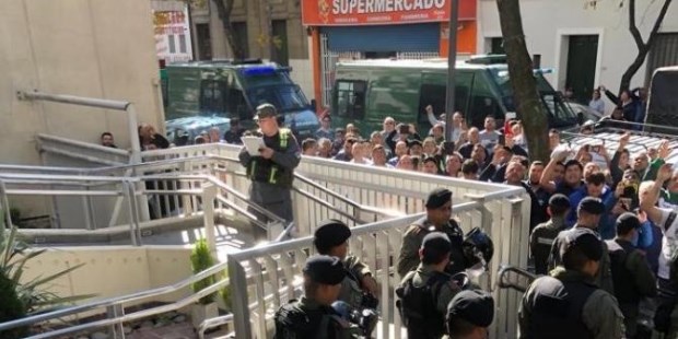 La Gendarmería allanó la sede del sindicato de Camioneros por la causa de la barrabrava de Independiente