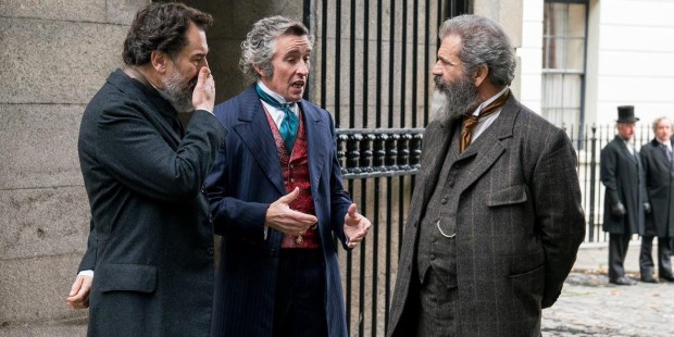 El proyecto, impulsado por Mel Gibson (a la derecha, como Sir James Murray), demoró quince años en llegar a la pantalla, envuelto en complicaciones de todo tipo.