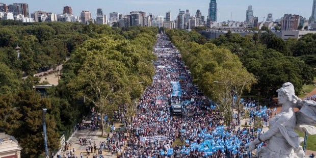Las grandes manifestaciones contra el aborto pueden verse como una señal de que los pueblos están perdiendo el miedo.
