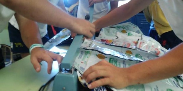 La Sachetera es un emprendimiento solidario que convierte los envases plásticos de leche y yogur en bolsas de dormir para personas en situación de calle y ponchitos de lluvia para chicos de escuelas rurales.
