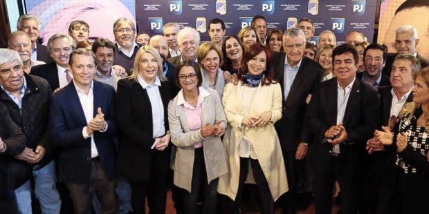 La foto familiar de la reunión que realizó la Comisión Directiva y la Mesa de Acción Política del Partido Justicialista.