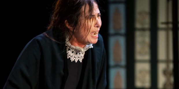 Kuliok, actriz de carácter, impecable en el rol de esta madre sola.