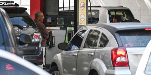 El gobierno venezolano desmintió a través de Petróleos de Venezuela (Pdvsa) las informaciones sobre el problema de la escasez de gasolina, a pesar de las colas kilométricas que se han registrado en la mayoría de los estados del país.