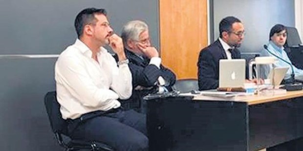 A la izquierda, el médico acusado Leandro Rodríguez Lastra.