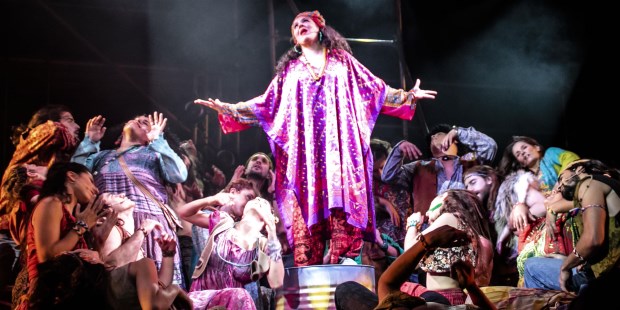 Todo el elenco da muestras de poseer una muy buena técnica vocal y, sin duda, se entrega a la fiesta.GENTILEZA FIORELLA ROMAY