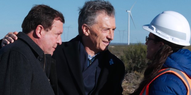 El primer mandatario recorrió las obras del nuevo parque eólico en Pomona -en su sexta visita oficial a Río Negro- acompañado por el gobernador Alberto Weretilneck,