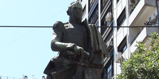 Monumento a Saavedra en la plazoleta ubicada entre las avenidas Callao y Córdoba.