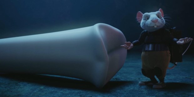 El popular ratoncito entra a la película en el minuto 56 y hace lo que puede -que nos mucho- por salvarla del precipicio.