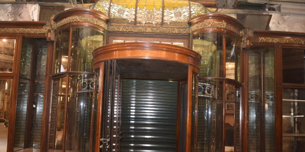 La centenaria confitería Del Molino y su gran puerta en la esquina de Rivadavia y Callao. Se estima que en dos años volverá a abrir. Foto: Gustavo Carabajal