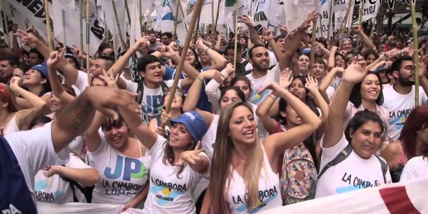 Lo que se ve en Argentina es a veces menos una preocupación por el cambio social y más una creciente fanatización por el autoritarismo.