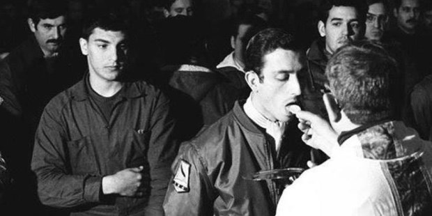 El teniente Arrarás comulgando antes de entrar en combate. Gentileza Fuerza Aérea Argentina