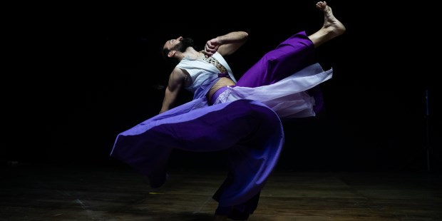 Rock nacional, folklore y tango son reinterpretados a través de la danza contemporánea, y de una banda sonora que no respeta estrictamente sus parámetros.